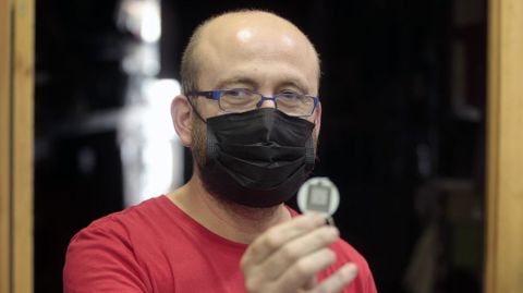 Jos� D�az, con una de las piezas para llavero con certificado de vacunaci�n que fabric� en su taller