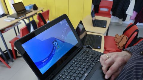 El programa E-Dixgal facilita ordenadores a los alumnos de los centros adheridos