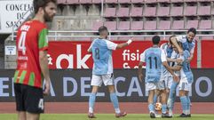 Los jugadores celebran uno de los seis goles que le marc� el Compos al Racing Vilalb�s.