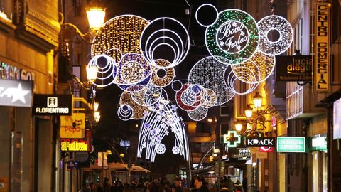 LUCES DE NAVIDAD EN OURENSE.En la ciudad, el alumbrado navideo se encendi la noche antes del puente de la Constitucin