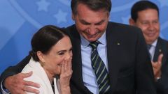 La exactriz Regina Duarte es abrazada por Bolsonaro al asumir el d�a 4 como secretaria de Cultura