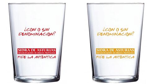 Dos de los vasos de sidra de colores diseados por el consejo regulador de la denominacin 