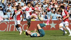 Javi Rodr�guez gan�ndole una acci�n a Lucas Boy� durante la primera parte del Celta-Alav�s