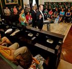 Louz�n se reuni� ayer con licenciados con su primer trabajo.