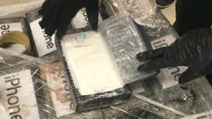 Un paquete de coca�na abierto con kilo de sustancia en el interior.