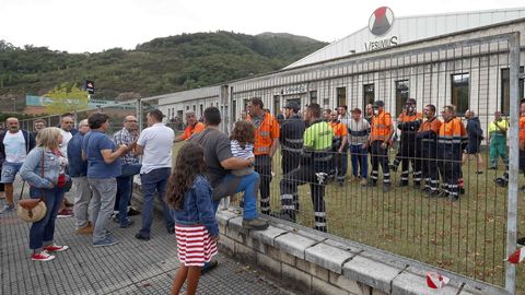 Trabajadores de la factor�a de Vesuvius en Langreo protestan en el interior de la empresa tras el anuncio del cierre