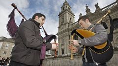Imaxe de arquivo duns gaiteiros en Lugo nunha das tradicionais alboradas en recordo de Rosal�a