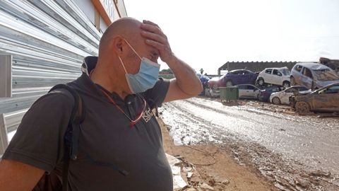 Leandro, ayer en Paiporta, adonde acudi� para revisar desperfectos en la farmacia Masi�.