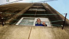Fernando Gra�a, en uno de los pisos del edificio amenazado de derribo en su parte m�s alta.