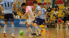 Pirata, rodeado de contrarios, intenta mantener el cuero