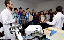 Explicaci�n de un taller de impresi�n para alumnos del instituto de Fisterra, ayer por la ma�ana.