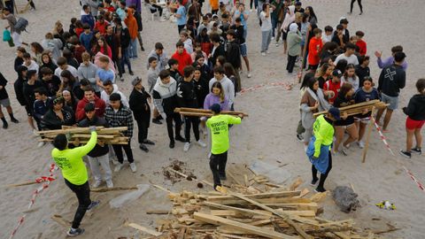 Reparto de madera en la playa de Riazor