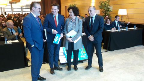 De izquierda a derecha, el concejal de Turismo de Oviedo, Alfredo Garc�a Quintana; el presidente de Otea, Jos� Luis �lvarez Almeida; la consejera de Cultura, Pol�tica Lling��stica y Turismo, Berta Pi��n Berta, y Fernando Corral, vicepresidente de Otea