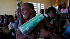 Peleas por la comida distribuida en una iglesia de Jeremie.