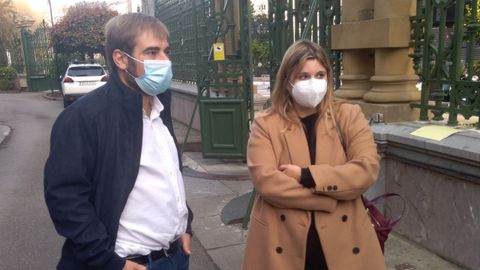Aitana Fern�ndez junto al diputado de Podemos Daniel Ripa