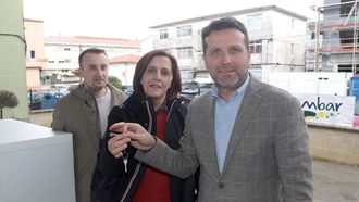 Milagros Rey recogi� de manos del alcalde de Boiro, Jos� Ram�n Romero, las llaves del bloque de viviendas