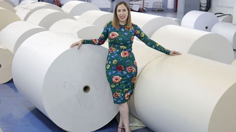 Deborah Garc�a Bello posa en la rotativa de La Voz de Galicia, antes de la entrevista en plat�.