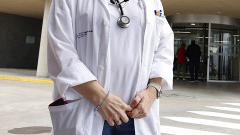 Un miembro del personal del Hospital Público da Mariña.