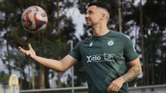 Rafa Mella posa para La Voz en el campo abegondense de O Monte