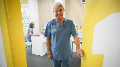 Andr�s Somaza posa esta semana en la cl�nica veterinaria de la calle Cuntis.