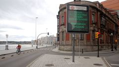 Aspecto vac�o que presenta el paseo mar�timo de Gij�n