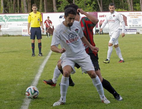 Pillado toca un bal�n de espaldas ante la presi�n del rival en un encuentro del pasado a�o. 
