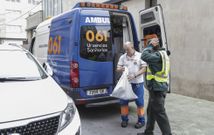 El pescador deportivo herido fue trasladado en ambulancia al centro de salud de Malpica. 