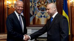 Joe Biden y Oleksander Turchinov