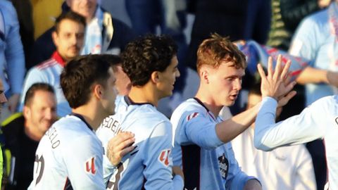 Hugo Sotelo y los goleadores del Celta ante el Athletic, Jones El-Andellaoui y Williot Swedberg.