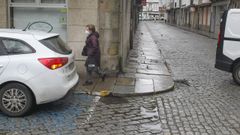Imagen del bache en el que se produjo la ca�da, en la esquina de la calle Pardo Bajo con el Cant�n