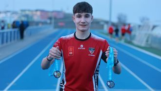 Moir&oacute;n luce sus medallas antes del entrenamiento de este martes en la pista de A Veiga.