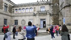 Turistas, diante do Museo Provincial, que se atopa dentro do recinto amurallado
