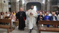 Fray Toms, nuevo cura prroco de Conxo, entra en la iglesia de la Merc acompaado por el arzobispo de Santiago, Francisco Jos Prieto Fernndez