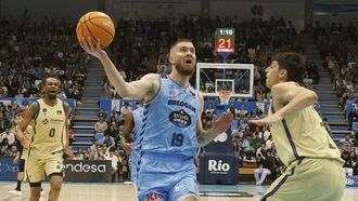 Dominik Mavra ataca el aro contrario ante la defensa de Juani Marcos.