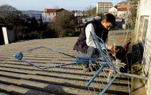 Un instalador adaptando un equipo en la reantenizaci�n de la TDT del 2010. 