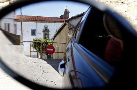 Una se�al de prohibido el paso impide al acceso de veh�culos a la zona en obras.