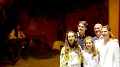 Antonio Su�rez, su hija Fernanda y sus nietos, ante �La cuna vac�a�