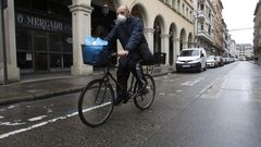 Un cliente de la Praza de Abastos de Lugo acude en bicicleta