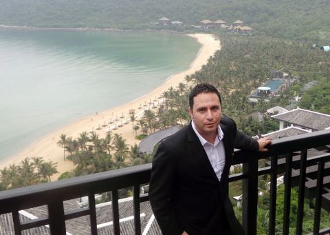 Juan Miguel Losada, frente a las increíbles vistas del InterContinental Danang Sun Peninsula Resort.
