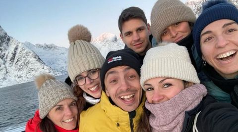 Cristian, en el centro, de amarillo, con un grupo de amigos viajeros el ao pasado en Noruega.