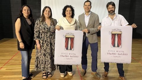 Presentación del cartel, obra de Borja Guerrero (derecha), ayer en Cariño