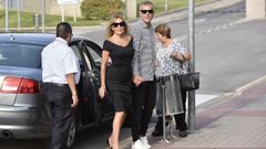 Ana Obreg�n y su amigo Ra, a la llegada este domingo al tanatorio para dar el �ltimo adi�s a su padre, de 96 a�os