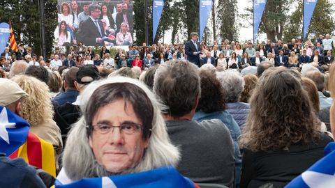 Puigdemont, al fondo, en el acto celebrado en la localidad francesa de Elna