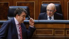 El ministro de Hacienda, Crist�bal Montor, convesa con el portavoz del PNV, Aitor Esteban