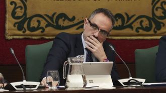 El alcalde de M�stoles, Manuel Bautista, durante el pleno extraordinario del Ayuntamiento solicitado por todos los partidos de la oposici�n para pedirle explicaciones de las acusaciones de acoso laboral y sexual de una exconcejal del PP