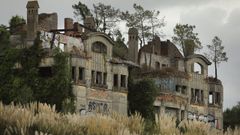 Casas Bailly, en Cambre, una de las edificaciones singulares que no han salido de la lista roja