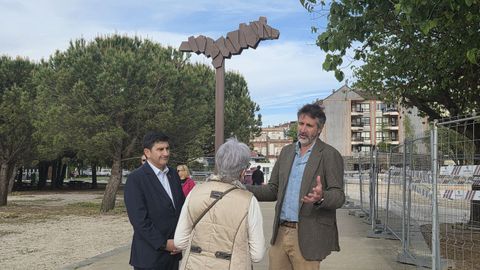 El alcalde de Vilagarc�a, Alberto Varela, explica la obra que se ejecuta en O Ramal a una vecina en presencia del delegado del Gobierno, Pedro Blanco