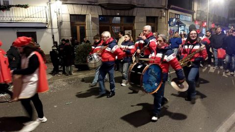 Un grupo musical fue actuando durante el desfile