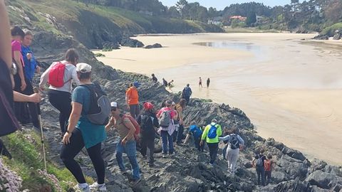 Participantes en una marcha por la ruta costera de Valdovi�o