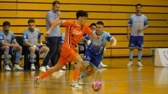 Izan avanza perseguido por Vacas en el encuentro disputado en el Municipal de El Ejido.